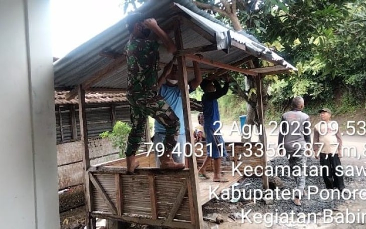 Kerja bakti perbaiki pos kamling wilayah desa binaan
