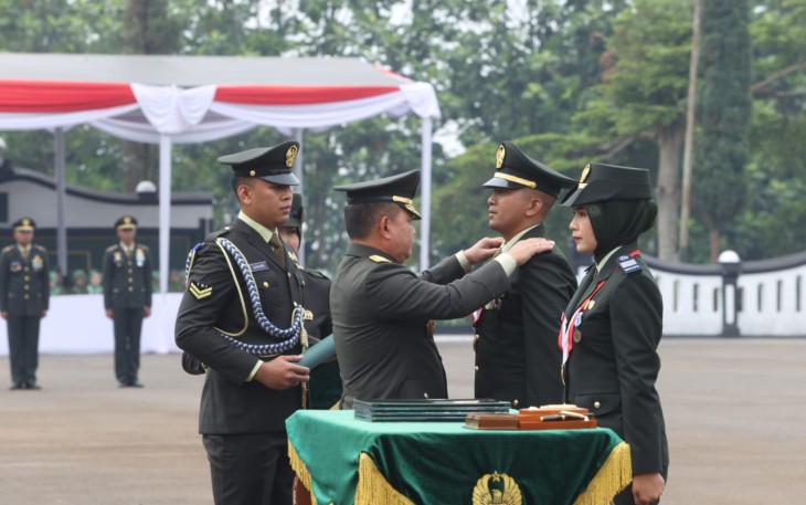 Kasad Jenderal TNI Dudung Abdurachman saat melantik perwira remaja di Bandung 