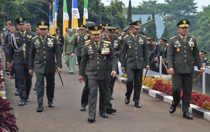 Pangkostrad Letjen TNI Maruli Simanjuntak bersama Kasad Jenderal TNI Dr Dudung Abdurachman di Bandung