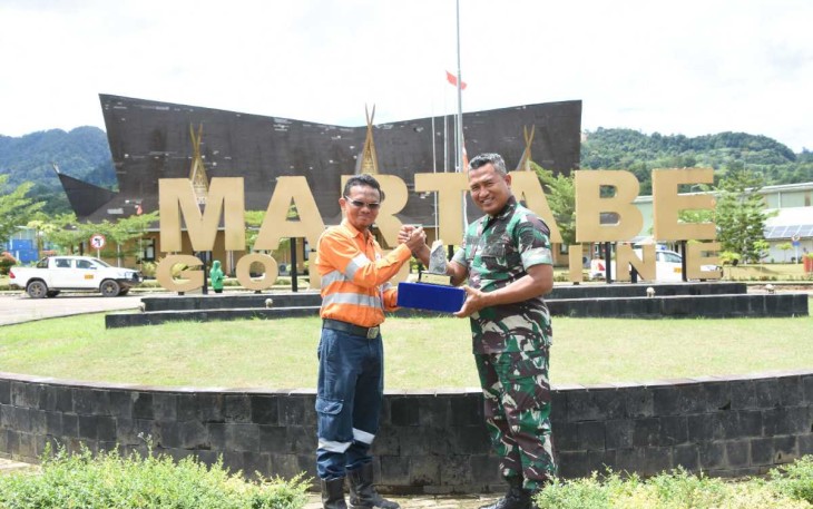 Danrem 023/KS Kolonel Inf Lukman Hakim saat menerima cenderamata 