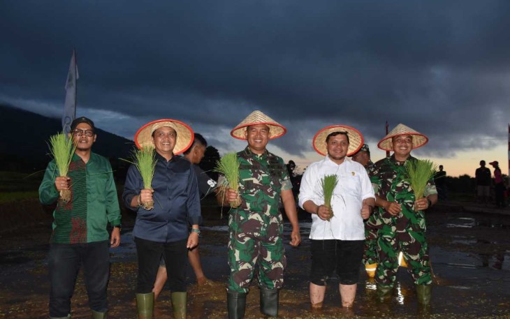 Danrem 023/KS Kolonel Inf Lukman Hakim saat menanam padi di lokasi TMMD ke 117 Kodim 0212/Tapsel