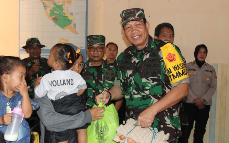 Dandim 1411/Blk Letkol Inf Kaharuddin saat mendampingi Brigjen TNI Jauhari Agus Suraji saat memberikan bantuan sembako dalam kunjungan Tim Wasev Sterad di lokasi TMMD, Kamis (3/8)