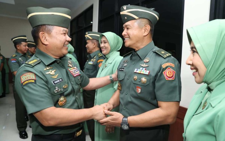 Kasad Jenderal TNI Dudung Abdurachman memberikan ucapan selamat kenaikan pangkat, Kamis (3/8)