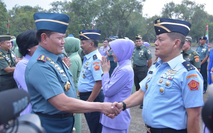 Panglima TNI Laksamana Yudo Margono saat memberikan ucapan selamat kenaikan pangkat Dankoharmatau 