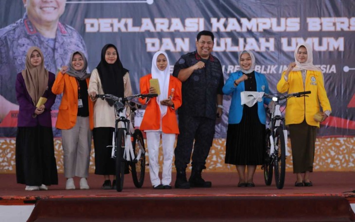 Kepala BNN RI Dr Petrus Reinhard Golose bersama mahasiswa Universitas Jambi Mendalo, Jum'at (4/8)