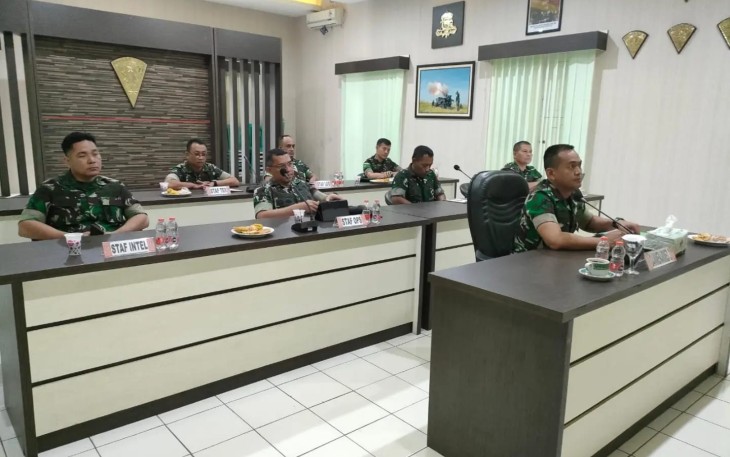 Danmenarmed 2 Kostrad Kolonel Arm Joko Setiyo Kurniawan saat mengikuti Evaluasi Progjagar Kostrad secara virtual, Jum'at (4/8)
