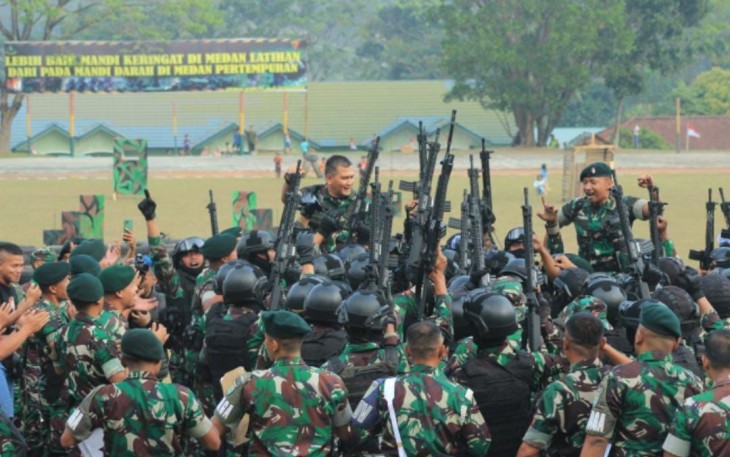 Pangdam III/Slw Mayjen TNI Kunto Arief Wibowo saat dielu-elukan prajurit Yonif Raider 301/PKS di Sumedang, Kamis (3/8)