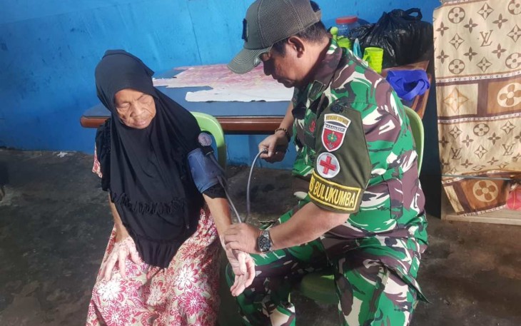Pelayanan kesehatan satgas TMMD Kodim 1411/Bulukumba sambangi rumah warga, Sabtu (5/8)