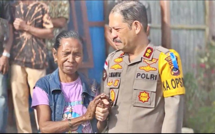 Linangan air mata ibu Elisabhet ungkapkan rasa terimakasih atas bantuan air bersih dan listrik kepada bapak Kapolres Belu AKBP Richo Nataldo Devallas di Kelurahan Manumutin, Kabupaten Belu, Sabtu (5/8)