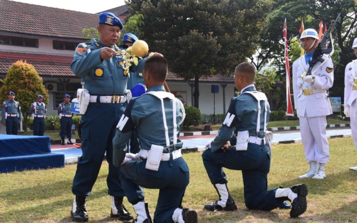 Danpuspomal Laksamana Muda TNI Samista melantik siswa kejuruan POMAL di Surabaya, Jum'at (4/8)