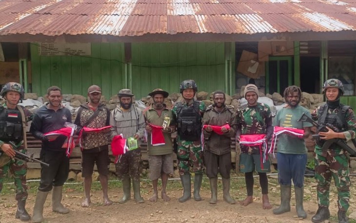 Satgas Yonif 310/KK saat kunjungi rumah warga Distrik Okbibab dan berikan bendera merah putih, Pegunungan Bintang, Senin (7/8)  