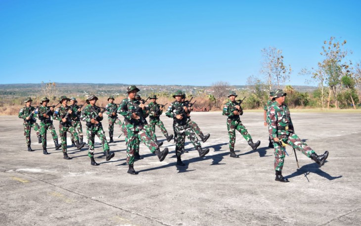 Defile prajurit lanudal Kupang, Selasa (8/8)