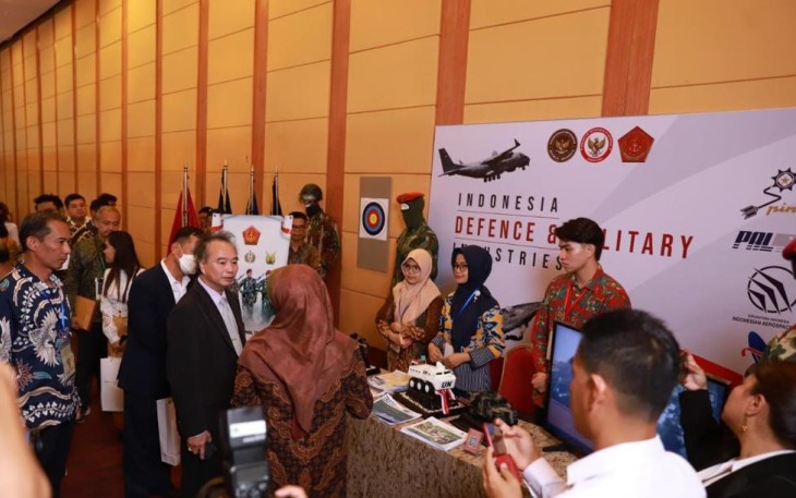 Atase Pertahanan RI dan Industri Pertahanan Indonesia saat Pamerkan Produk Militer Mutakhir di Kamboja
