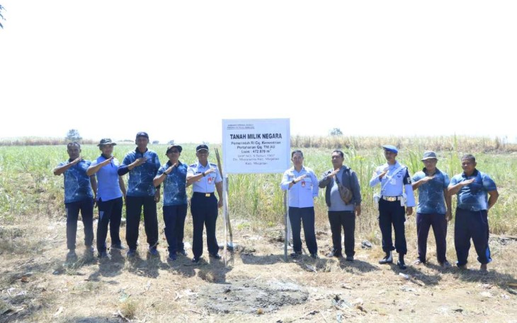 Pemasangan plang aset lanud Iswahjudi di desa Mojopurno Kabupaten Magetan, Selasa (8/8)