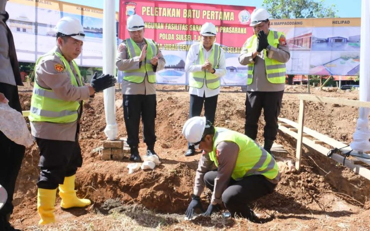 Kapolda Sulsel Irjen Pol Setyo Budi Moempoeni Harso saat meletakkan batu pertama pembangunan masjid Syuhada, Rabu (9/8) 