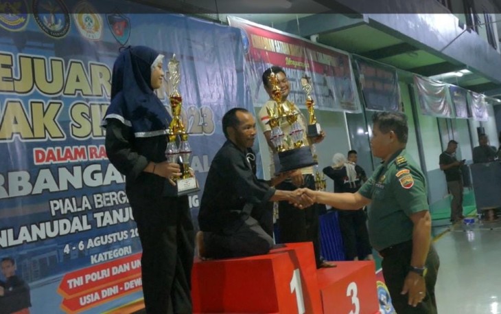 Prajurit Lanudal Tanjungpinang saat menerima medali dan trophy kejuaraan pencak silat, Selasa (8/8)