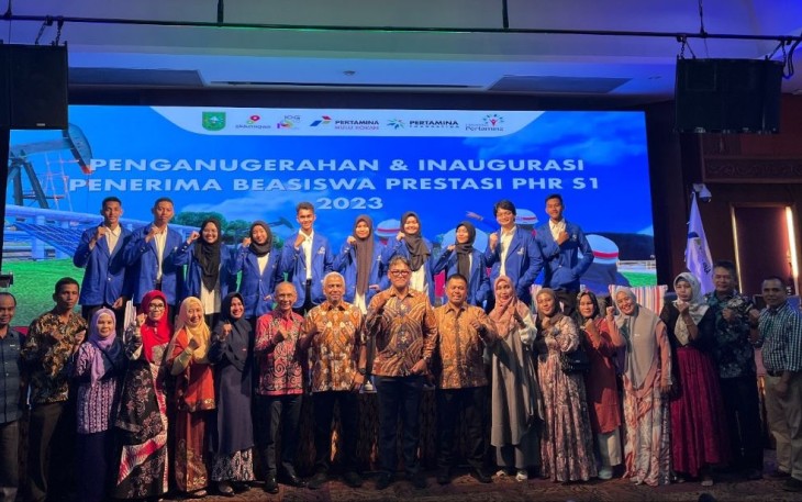 Foto bersama calon mahasiswa UPER penerima beasiswa PHR, jajaran pimpinan Pertamina Foundation, UPER dan Pemerintahan Provinsi Riau