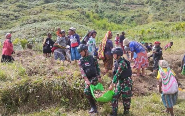 Karya bakti prajurit satgas pamtas Yonif 310/KK di distrik Okbibab, Rabu (9/8)