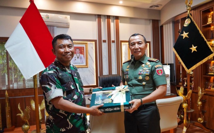 Pangdam XIV Hasanuddin Mayjen TNI Dr Totok Imam Santoso saat menerima cenderamata Danpussenarhanud Mayjen TNI Johanes Payung di Makodam, Rabu (9/8)