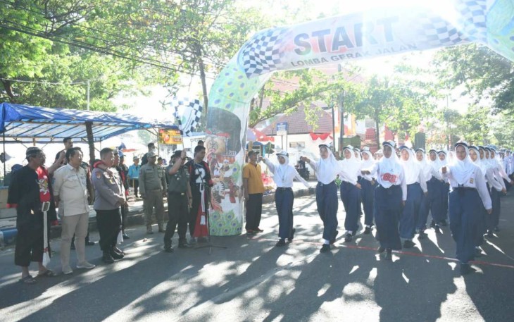 Lomba gerak jalan SMP se-Kabupaten Ponorogo, Kamis (10/8)