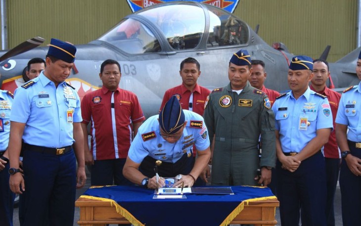Dandepohar 30 Kolonel Tek MD. Riswanto saat tandatangani dokumen hasil pemeliharaan pesawat EMB-314 UPER Tucano No Reg TT-3103 di Malang, Kamis (10/8)