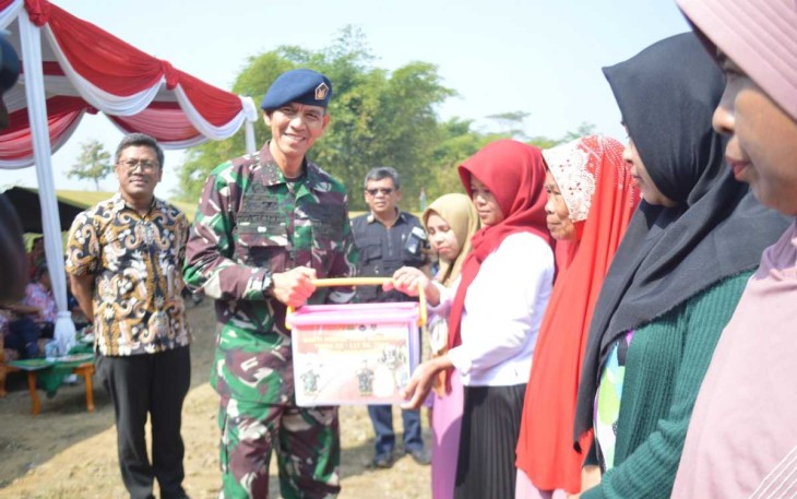 Danlanud Husein Sastranegara Kolonel Pnb Ardi Syahri memberikan paket sembako dalam rangkaian penutupan TMMD di desa Sindangkerta Kab. Bandung Barat, Kamis (10/8) 