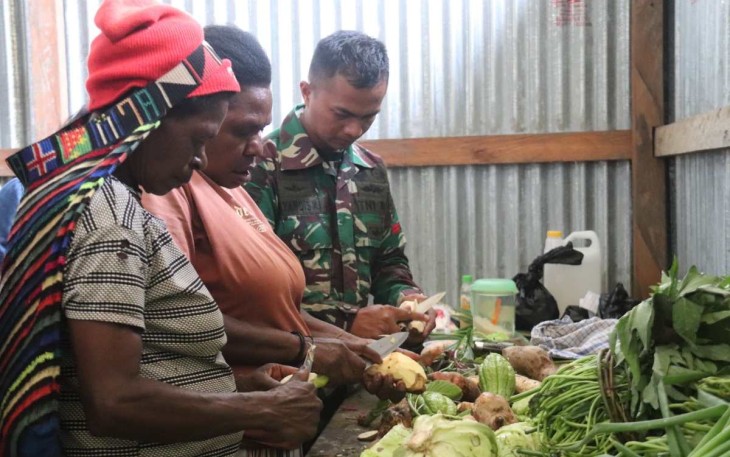 Prajurit Tri Dharma saat memberikan edukasi warga mengolah makanan sehat dan bergizi di Sugapa, Kab Intan Jaya, Papua, Kamis (10/8)
