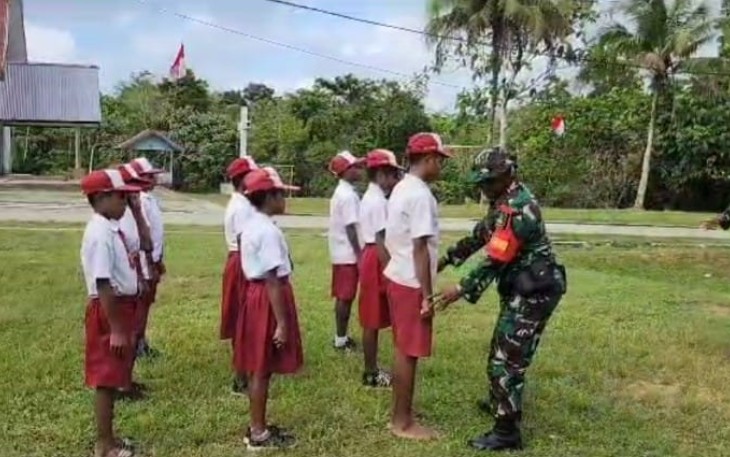 Latihan PBB siswa SD Inpres Yabanda, Distrik Yaffi, Kabupaten Keerom, Kamis (10/8)