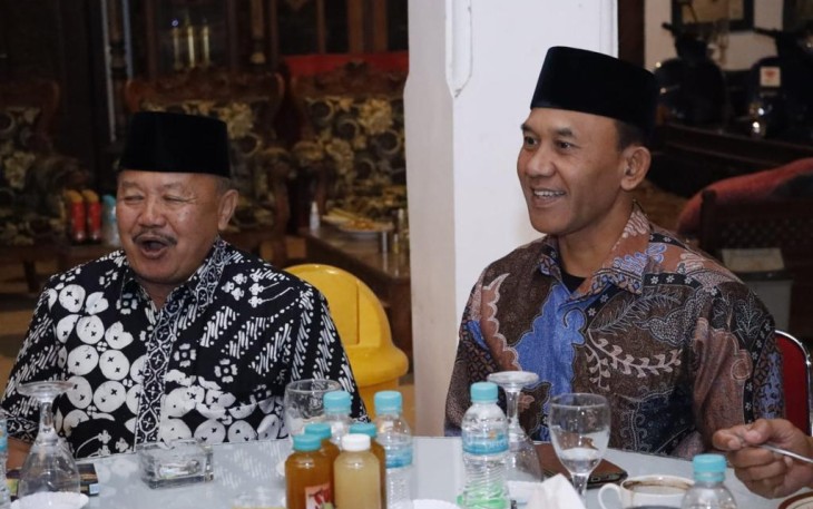Danrem 081/DSJ Kolonel Inf H. Sugiyono dalam pagelaran wayang kulit di padepokan seni Kirun, Jum'at (11/8)