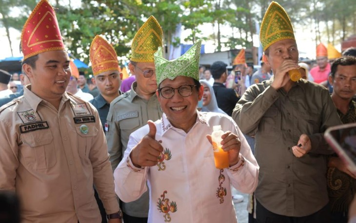 Mendes PDTT Abdul Halim Iskandar saat menikmati produk olahan BUMdes di Pantai Desa Apar Kota Pariaman, Jum'at (11/8)