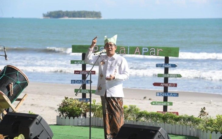 Mendes PDTT Abdul Halim Iskandar saat launching Lomba Desa Wisata Nusantara 2023 di Wisata Pantai Desa Apar Kota Pariaman, Provinsi Sumbar, Jum'at (11/8)