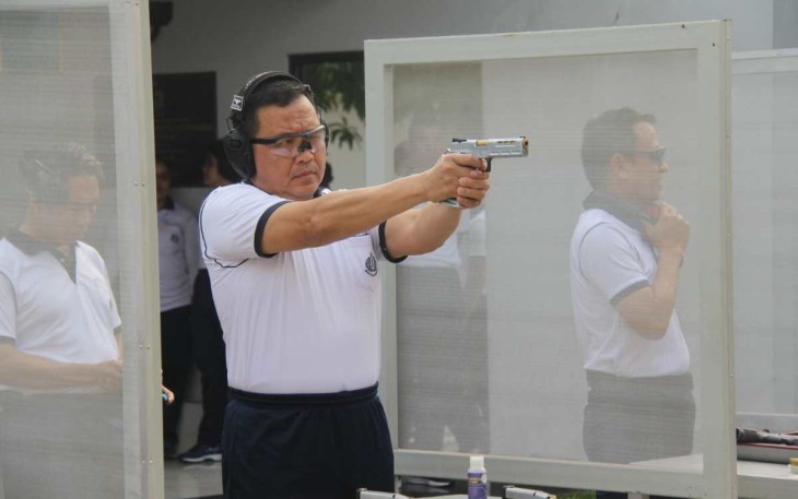 Pangkolinlamil Laksda TNI Edwin saat latihan menembak, Jum'at (11/8)
