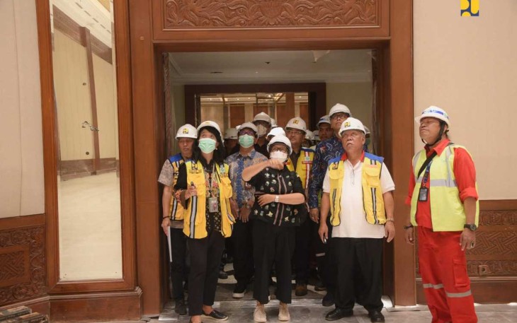 Menteri PUPR Basuki Hadimuljono saat meninjau progres rehabilitasi JCC di Jakarta, Jum'at (11/8)