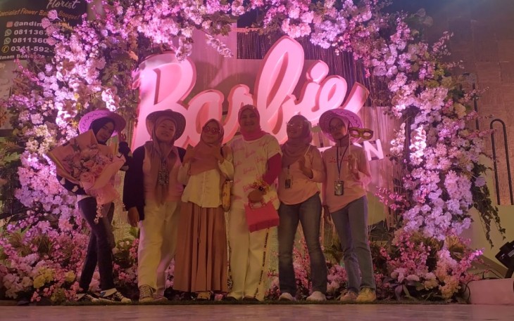 Antusias Pengunjung Paolo Fest Berswafo Background Barbie, Sabtu (12/8)
