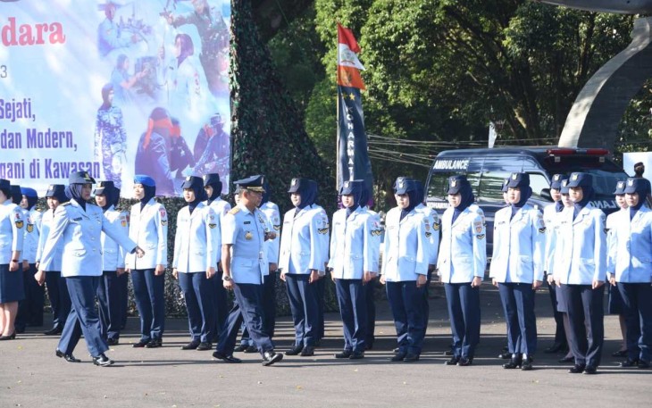 Dankoharmatau Marsda TNI Oki Yanuar saat pengecekan pasukan dalam upacara HUT ke 60 WARA di Bandung, Senin (14/8)