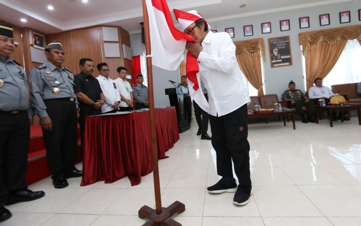 Narapidana terorisme saat ikrar sumpah setia NKRI dan cium bendera merah putih di Lapas Kelas I Makassar, Senin (14/8)