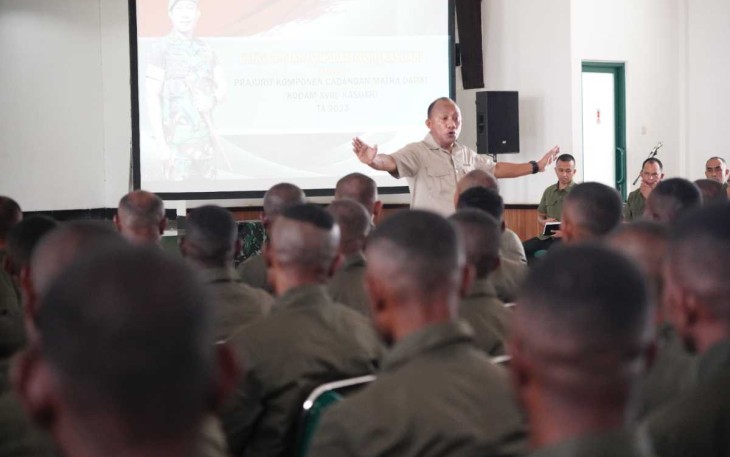 Pangdam Kasuari Mayjen TNI Gabriel Lema saat memberikan pengarahan dalam Latsarmil Komcad di aula Makodam Kasuari, Minggu (13/8)