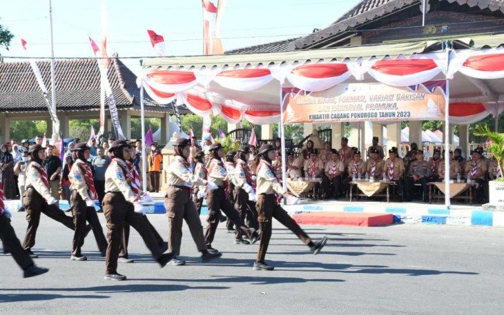 Lomba Defile Hari Pramuka Ke-62 di alon-alon Kota Ponorogo, Senin (14/8)
