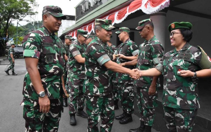 Pangdam I/BB Mayjen TNI Achmad Daniel Chardin saat mengunjungi Korem 023/KS, Senin (14/8) 