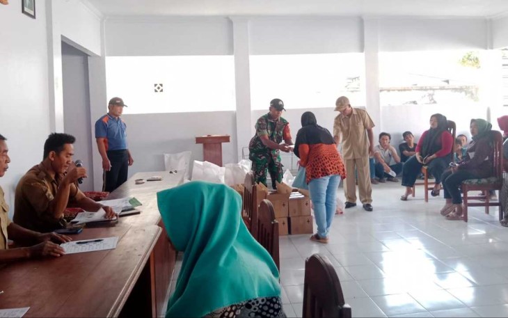 Penyaluran Bantuan Pangan di Desa Bendoroto, Selasa (15/8)