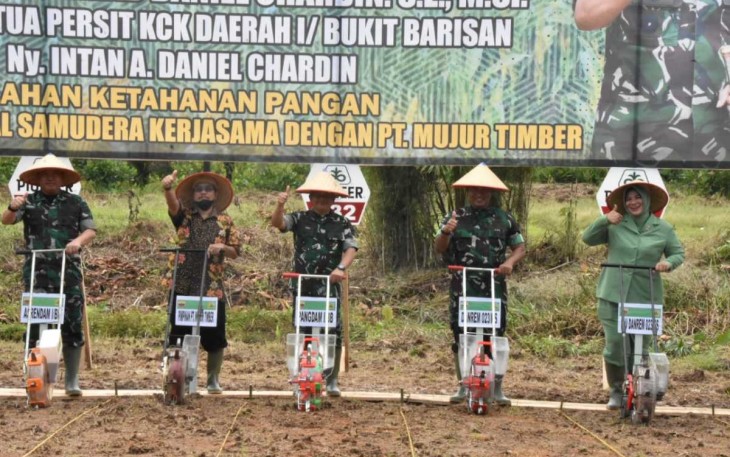 Pangdam I/BB Mayjen TNI Achmad Daniel Chardin saat menanam jagung perdana di lahan ketahanan pangan Korem 023/KS di desa Kalangan, Kabupaten Tapteng, Selasa (15/8)