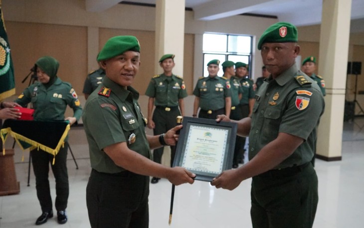 Danrem 081/DSJ Kolonel Inf H. Sugiyono memberikan piagam penghargaan, Selasa (15/8)