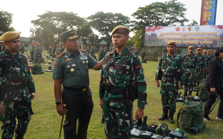 Pangdam V Brawijaya Mayjen TNI Farid Makruf saat pengecekan kesiapan Satgas Yonarhanud 8/MBC di Sidoarjo, Selasa (15/8)