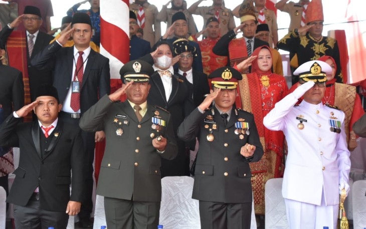 Danrem 023/KS Kolonel Inf Lukman Hakim saat upacara HUT Kemerdekaan RI ke -78 di Kita Sibolga, Kamis (17/8)
