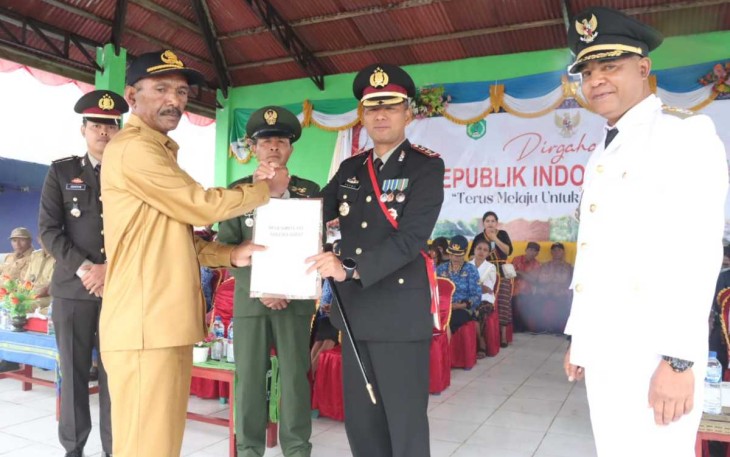 Kapolres Ngada AKBP Padmo Arianto saat menerima hadiah dari warga, Kamis (17/8)