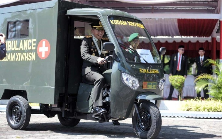 Pangdam XIV Hasanuddin Mayjen TNI Dr Totok Imam Santoso mencoba kendarai motor ambulance bantuan Pemprov Sulsel, Kamis (17/8)