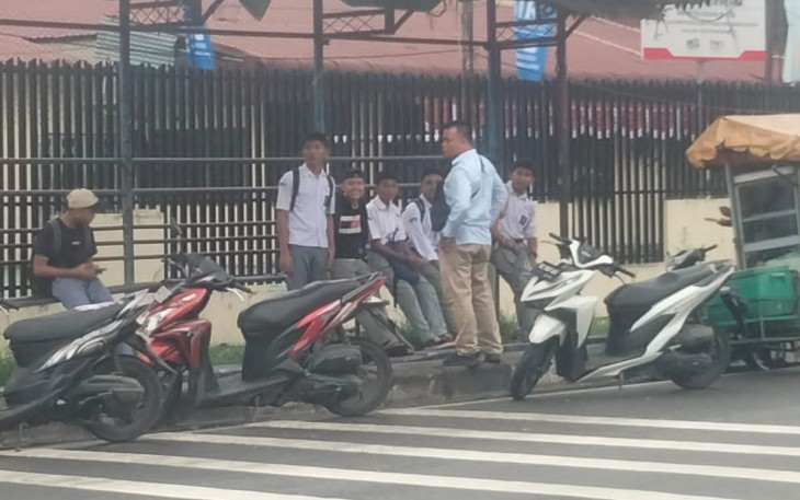 Personel Polsek Medan Kota saat membubarkan pelajar yang nongkrong di halte bus, Kamis (17/8)