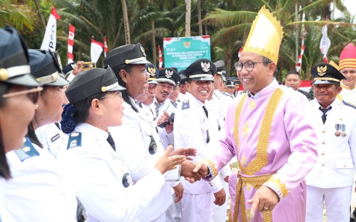 Mendes PDTT Abdul Halim Iskandar saat menyalami PNS usai upacara HUT Kemerdekaan RI di Miangas, Kabupaten Kepulauan Talaud, Sulut, Kamis (17/8)