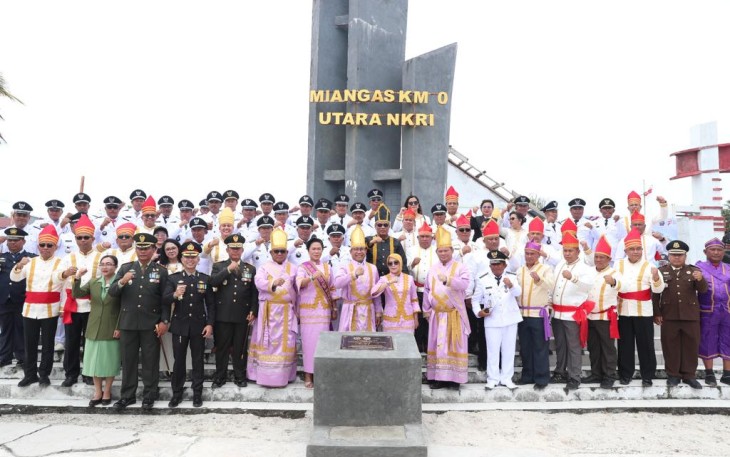 Mendes PDTT Abdul Halim Iskandar foto bersama di tugu nol km Pulau Miangas, Kabupaten Kepulauan Talaud, Sulawesi Utara, Kamis (17/8)