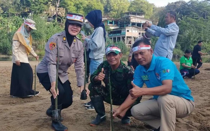 Tanam mangrove di wilayah desa binaan, Jum'at (18/8)